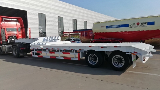 2-5 Achsen Sinotruk Halbanhänger mit Tiefbett mit Fahrwerk 30-100 t Kapazität 12 Reifen