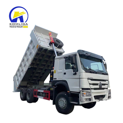 300L Tankwagen Sinotruck HOWO 25-30 Tonnen Seitenkickerwagen mit 1200r20 Radialreifen