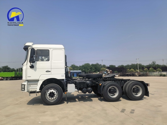 10 Räder schwerer Shacman-Traktor-Lkw-Kopf mit Sitzplätzen ≤ 5 und Motorkapazität &gt; 8L