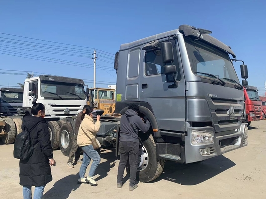 Dieselfracht Schleppfahrzeug 10 Räder Anhänger Kopf Hauptförderer Sinotruk HOWO 6X4 Traktor