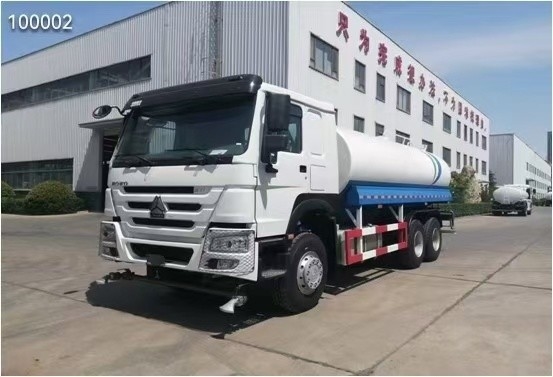 Sinotruk HOWO 6X4 Sprinkler-Wasserfahrzeug mit API-Ventil Ein Schlafraum und zwei Sitzplätze