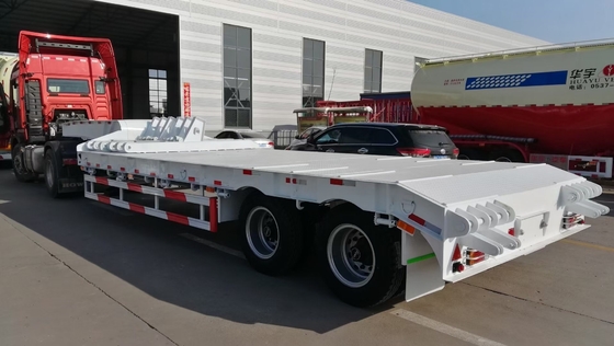 Sinotruk HOWO 3-Achse 60 t Halb-Niederlegegehänge-Anhänger mit Rampen 7000-8000 mm Radstütze Flachbett