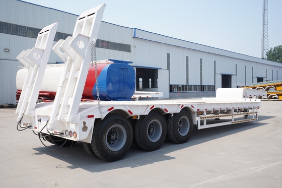 Sinotruk HOWO 3-Achse 60 t Halb-Niederlegegehänge-Anhänger mit Rampen 7000-8000 mm Radstütze Flachbett