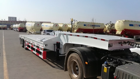 Sinotruk HOWO 3-Achse 60 t Halb-Niederlegegehänge-Anhänger mit Rampen 7000-8000 mm Radstütze Flachbett