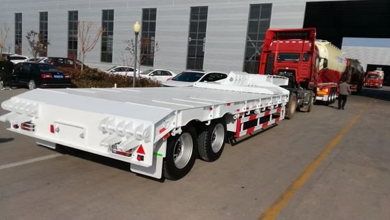Sinotruk HOWO 3-Achse 60 t Halb-Niederlegegehänge-Anhänger mit Rampen 7000-8000 mm Radstütze Flachbett