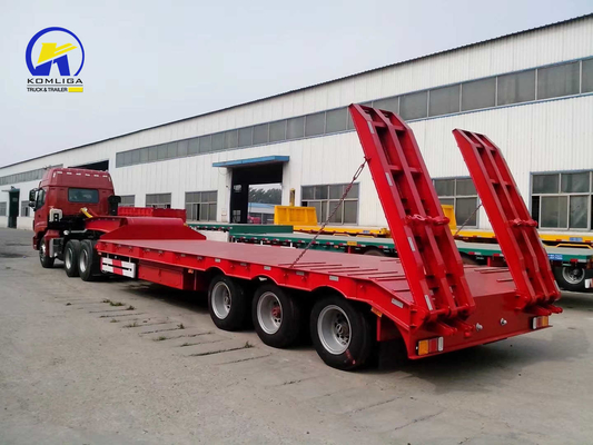 Sinotruk HOWO 3-Achse 60 t Halb-Niederlegegehänge-Anhänger mit Rampen 7000-8000 mm Radstütze Flachbett